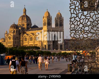 Vecchio porto con la Cattedrale de la Major, il Museo delle civiltà d'Europa, Fort Saint-Jean, Palais du Pharao, Notre-Dame de la grande, Palais Longchamp il 14 agosto 2024 a Marsiglia, Francia. Fotografo: Peter Schatz Foto Stock