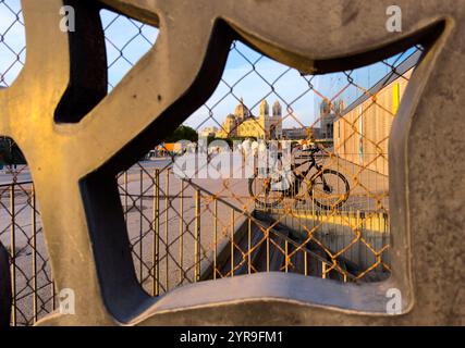 Vecchio porto con la Cattedrale de la Major, il Museo delle civiltà d'Europa, Fort Saint-Jean, Palais du Pharao, Notre-Dame de la grande, Palais Longchamp il 14 agosto 2024 a Marsiglia, Francia. Fotografo: Peter Schatz Foto Stock