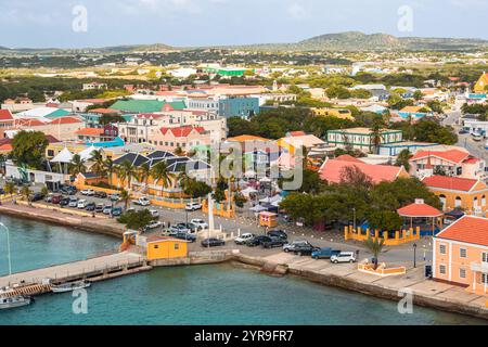 Kralendijk, Bonaire - 5 gennaio 2018: I tassisti locali attendono i turisti vicino al vivace lungomare. Foto Stock