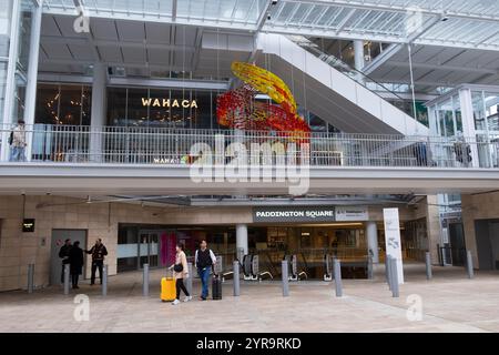 Persone che camminano fuori dal ristorante Wahaca nella nuova area di Paddington Square vicino all'entrata della metropolitana Bakerloo Line, uscita Londra Inghilterra Regno Unito 2024 KATHY DEWITT Foto Stock