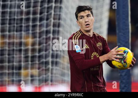 Roma, Italia. 2° dic, 2024. Eldor Shomurodov della Roma tiene il pallone durante la partita di campionato italiano di serie A tra AS Roma e Atalant Foto Stock