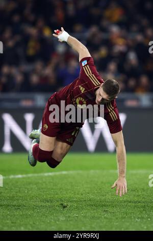 Roma, Italia. 2° dic, 2024. Artem Dovbyk della Roma cade a terra durante la partita di campionato italiano di serie A tra AS Roma e Atalan Foto Stock