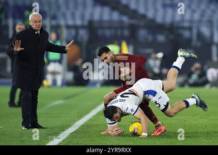 Roma, Italia. 2° dic, 2024. Zeki Celik della Roma combatte per il pallone con Sead Kolasinac dell'Atalanta durante il campionato italiano di serie A calcio ma Foto Stock