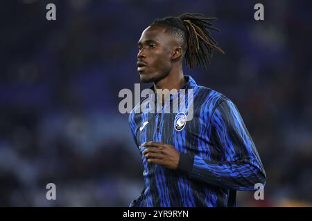 Roma, Italia. 2° dic, 2024. Odilon Kossounou dell'Atalanta guarda durante la partita di campionato italiano di serie A tra AS Roma e Atalanta Foto Stock