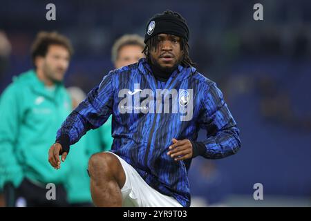 Roma, Italia. 2° dic, 2024. Ademola Lookman dell'Atalanta si scalda durante il campionato italiano di serie A partita di calcio tra AS Roma e Atalanta Foto Stock