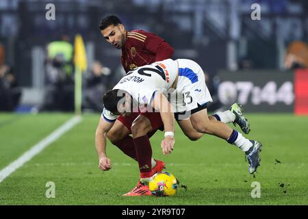 Roma, Italia. 2° dic, 2024. Zeki Celik della Roma combatte per il pallone con Sead Kolasinac dell'Atalanta durante il campionato italiano di serie A calcio ma Foto Stock