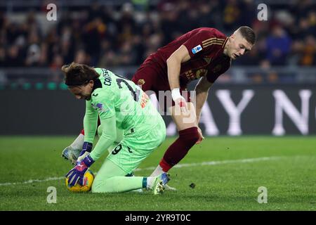 Roma, Italia. 2° dic, 2024. Artem Dovbyk di Roma si aggiudica il ballo con Marco Carnesecchi portiere dell'Atalanta durante il campionato italiano di serie Foto Stock