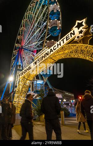 Mercatino di Natale nel centro della città di Duisburg, Kuhstraße, Königstraße, con ruota panoramica, NRW, Germania, Foto Stock