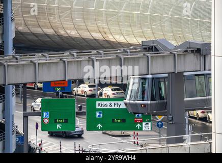 Aeroporto di Düsseldorf, edificio del terminal, Skytrain, collega l'aeroporto con i parcheggi multipiano, i parcheggi, cartello per il Kiss & Fly, soggiorno breve c Foto Stock