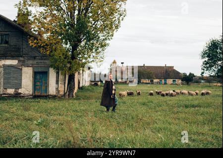 Ragazza in un cappotto con pecore. Foto di alta qualità Foto Stock