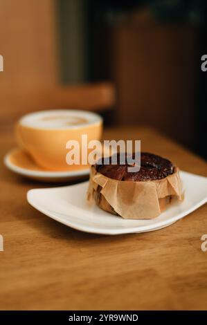 CANNELLA BUN E LATTE SUL TAVOLO. Foto di alta qualità Foto Stock