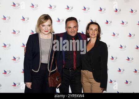 Parigi, Francia. 2 dicembre 2024. Julie Judd, giornalista e jet setter Laurent Amar e Delphine Zentout partecipano al Green Santas Gala con il Secours Populaire francese al Museum of Fairground Arts il 2 dicembre 2024 a Parigi, Francia. Crediti: Bernard Menigault/Alamy Live News Foto Stock