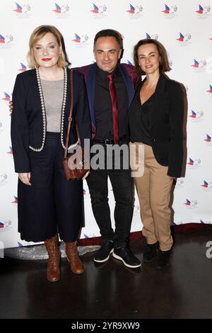 Parigi, Francia. 2 dicembre 2024. Julie Judd, giornalista e jet setter Laurent Amar e Delphine Zentout partecipano al Green Santas Gala con il Secours Populaire francese al Museum of Fairground Arts il 2 dicembre 2024 a Parigi, Francia. Crediti: Bernard Menigault/Alamy Live News Foto Stock