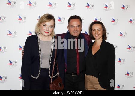 Parigi, Francia. 2 dicembre 2024. Julie Judd, giornalista e jet setter Laurent Amar e Delphine Zentout partecipano al Green Santas Gala con il Secours Populaire francese al Museum of Fairground Arts il 2 dicembre 2024 a Parigi, Francia. Crediti: Bernard Menigault/Alamy Live News Foto Stock