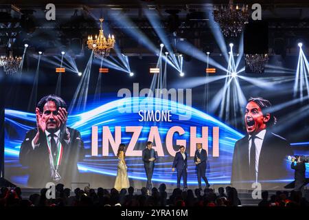 Milano, Italia. 2 dicembre 2024. (2 L) Simone Inzaghi partecipa al Gran Gal? Del calcio 2024 Oscar del calcio Awards AIC al Superstudio Maxi crediti: dpa/Alamy Live News Foto Stock