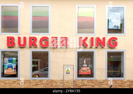 Facciata del Burger King a Puerto Pollensa, Maiorca, Spagna, con la scritta aziendale rossa prominente. Foto Stock