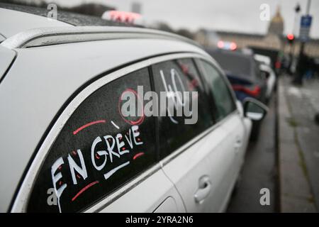 Parigi, Francia. 3 dicembre 2024. I tassisti partecipano a una dimostrazione mentre sono in sciopero a Parigi, il 3 dicembre 2024. Foto di Firas Abdullah/ABACAPRESS. COM credito: Abaca Press/Alamy Live News Foto Stock