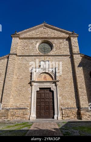 La chiesa dell'Abbazia benedettina di Santa Maria di Farfa, Italia con porta romanica scolpita. Foto Stock