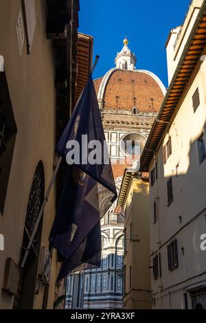 La cupola del Duomo di Firenze, in Italia, si affacciava lungo una stradina stretta. Foto Stock