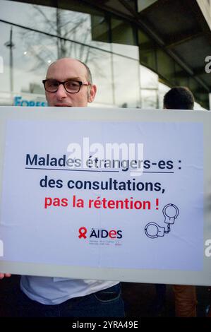 Parigi, Francia, gruppo di persone, attivisti per l'AIDS, di AIDES N.G.O., dimostrazione, diritti dei migranti, uomo, con cartelli di protesta, fronte Foto Stock