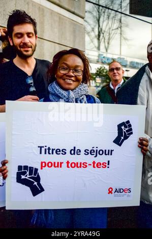 Parigi, Francia, gruppo di persone, attivisti per l'AIDS, dell'organizzazione ONG AIDES, dimostrazione, diritti dei migranti, con cartelli di protesta, fronte Foto Stock