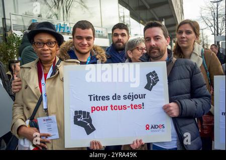 Parigi, Francia, gruppo di persone, attivisti per l'AIDS, della dimostrazione dell'organizzazione ONG AID, diritti dei migranti, con cartelli di protesta, fronte Foto Stock