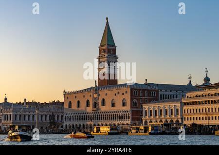 Il campanile della cattedrale di San Marco e la facciata del Palazzo Ducale, vista dal Canale della Giudecca a Venezia. Foto Stock