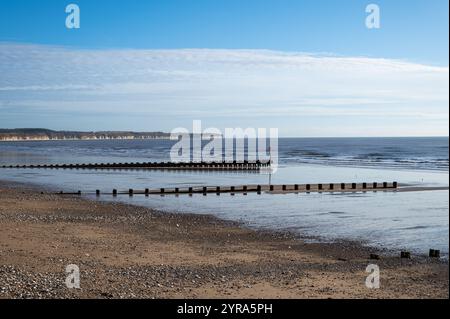 Bridlington Beach, East Yorkshire, in un giorno di ottobre soleggiato con la bassa marea, offre una spiaggia e un tranquillo paesaggio costiero. Foto Stock