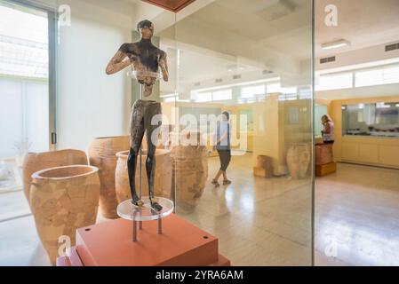 Palekastro kouros, vista del Palekastro Kouros, una figura minoica maschile finemente dettagliata risalente al XV secolo a.C., Museo Archeologico di Sitia, Creta Foto Stock