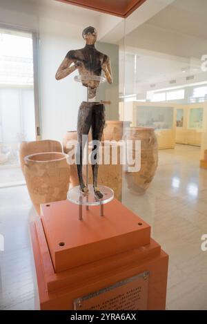 Palekastro kouros, vista del Palekastro Kouros, una figura minoica maschile finemente dettagliata risalente al XV secolo a.C., Museo Archeologico di Sitia, Creta Foto Stock