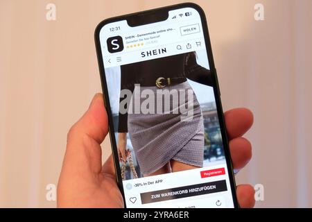 Hand hält Mobiltelefon auf der die Website des chinesischen Unternehmens Shein zu sehen ist *** mano che tiene in mano un telefono cellulare che mostra il sito web della società cinese Shein Nordrhein-Westfalen Deutschland, Germania GMS18113 Foto Stock