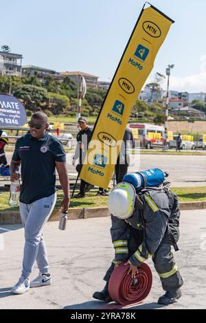 Concorrenti che partecipano al torneo South Africa Harghest Firefighter Alive a Santos Beach a Mossel Bay, Sudafrica Foto Stock