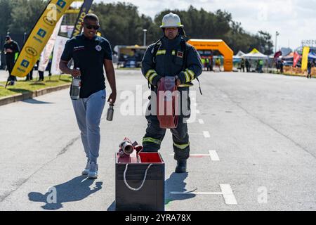 Concorrenti che partecipano al torneo South Africa Harghest Firefighter Alive a Santos Beach a Mossel Bay, Sudafrica Foto Stock