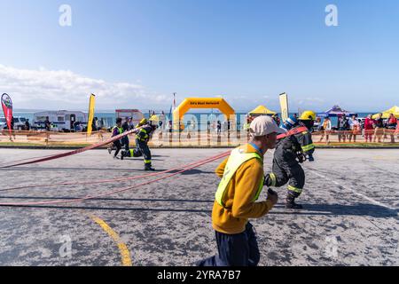 Concorrenti che partecipano al torneo South Africa Harghest Firefighter Alive a Santos Beach a Mossel Bay, Sudafrica Foto Stock