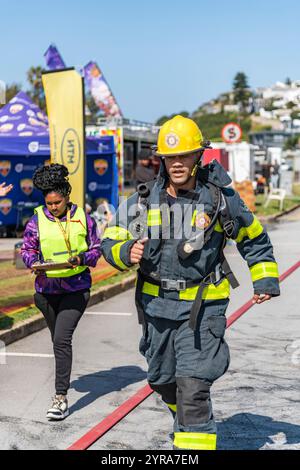 Concorrenti che partecipano al torneo South Africa Harghest Firefighter Alive a Santos Beach a Mossel Bay, Sudafrica Foto Stock