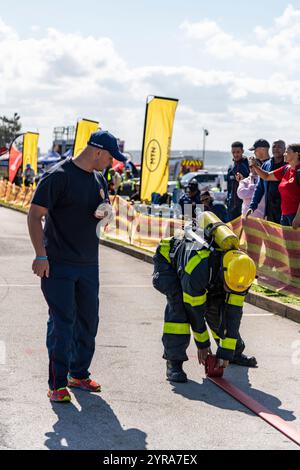 Concorrenti che partecipano al torneo South Africa Harghest Firefighter Alive a Santos Beach a Mossel Bay, Sudafrica Foto Stock