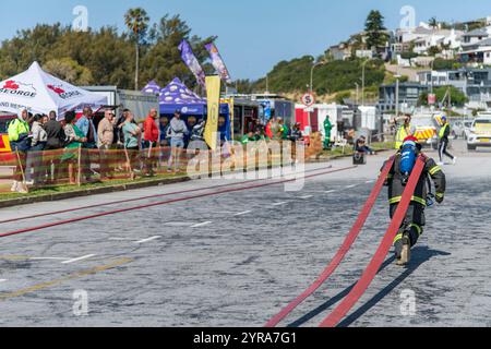 Concorrenti che partecipano al torneo South Africa Harghest Firefighter Alive a Santos Beach a Mossel Bay, Sudafrica Foto Stock