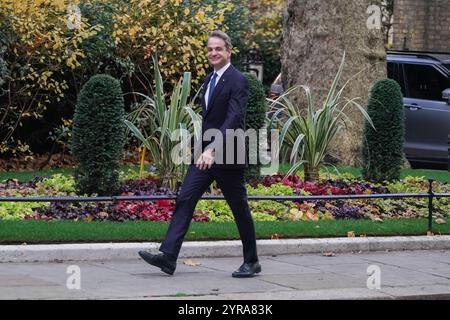 Londra, Regno Unito. 3 dicembre 2024. Il primo ministro greco Kyriakos Mitsotakis arriva al 10 di Downing Street per un incontro con il primo ministro britannico Keir Starmer . I due leader dovrebbero discutere di una lunga disputa sulle sculture del Partenone, note anche come Marmi di Elgin, che fanno parte della collezione del British Museum dal 1816. Le sculture furono rimosse dal Partenone da Lord Elgin all'inizio del XIX secolo mentre era ambasciatore britannico presso l'Impero ottomano, che all'epoca governava la Grecia. Credito. Amer Ghazzal/Alamy Live News Foto Stock