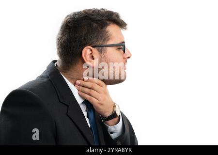 Imprenditore maschio adulto con mal di gola doloroso toccare il collo come malato sintomo di influenza fredda isolato su sfondo bianco studio copyspace per la pubblicità Foto Stock