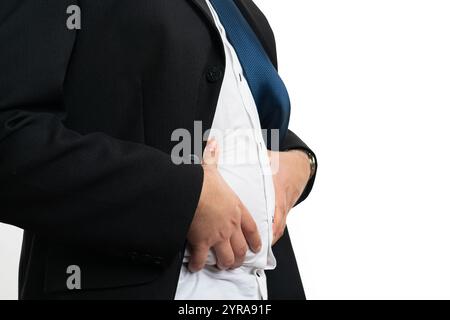 Primo piano di un imprenditore adulto che indossa una tuta che tocca l'addome doloroso dello stomaco con spazio immacolato vuoto isolato su sfondo bianco Foto Stock