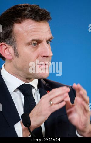 Belgio, Bruxelles, 1 febbraio 2024: Il presidente francese Emmanuel Macron si rivolge ai media al termine della riunione straordinaria del Consiglio europeo. TH Foto Stock