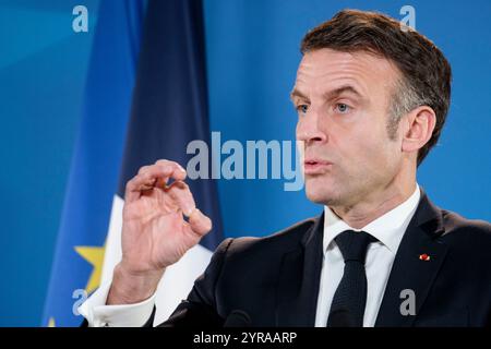 Belgio, Bruxelles, 1 febbraio 2024: Il presidente francese Emmanuel Macron si rivolge ai media al termine della riunione straordinaria del Consiglio europeo. TH Foto Stock