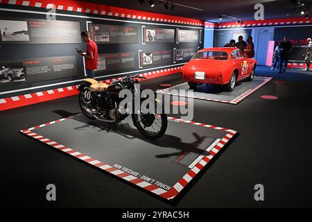 Italia, Maranello: Museo Casa Enzo Ferrari, un museo dedicato alla vita e all'opera di Enzo Ferrari. Red Scuderia Ferrari Rudge 500 TT moto ("30s) Foto Stock