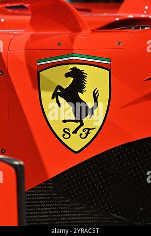 Logo cavallino su sfondo giallo, con i colori verde, bianco e rosso della bandiera italiana in alto, segno distintivo del marchio sul bo Foto Stock