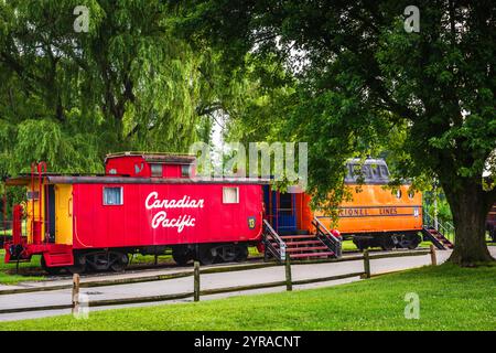 Due vagoni ferroviari convertiti in hotel al Red Caboose Motel nella contea di Lancaster nella Pennsylvania rurale. Foto Stock