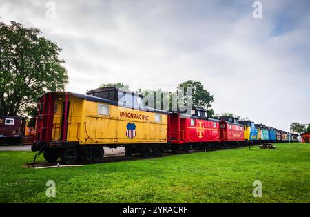 Numerosi vagoni ferroviari colorati convertiti in hotel presso lo storico Red Caboose Motel nella contea rurale di Lancaster in Pennsylvania. Foto Stock