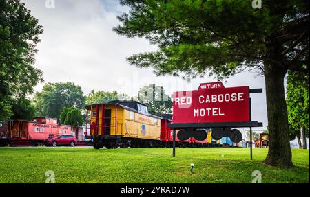 Cartello e numerose carrozze colorate convertite in hotel presso lo storico Red Caboose Motel nella contea rurale di Lancaster in Pennsylvania. Foto Stock