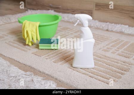 Flacone spray in plastica per mock-up per soluzioni chimiche e detergenti. Pulizia della macchia sul tappeto. Pulizia Rimozione delle macchie vecchie dal tappetino. Foto Stock
