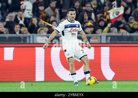 Il difensore bosniaco dell'Atalanta Sead Kolasinac controlla la palla durante la partita di serie A tra AS Roma e Atalanta BC allo Stadio Olimpico di Roma, Italia, il 2 dicembre 2024. Foto Stock