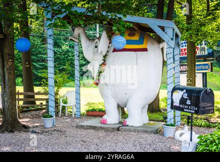 Miss Ellie, l'elefante da circo, in un negozio a conduzione familiare che vanta un'enorme selezione di caramelle, caramelle fatte in casa e un museo delle teiere è un'inusuale Foto Stock